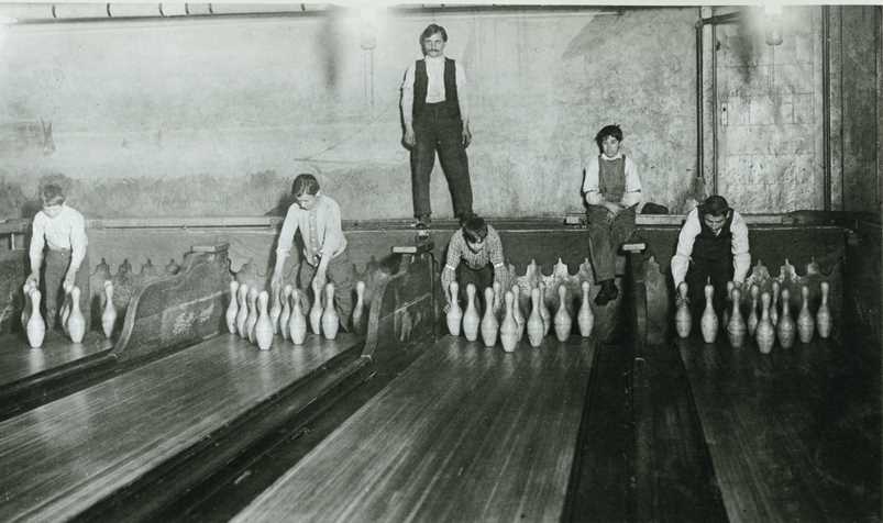 NYC subway bowling alley 1909 - Lewis Hine